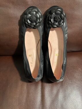 Pretty Ballerinas Black Leather Floral-Toe Ballet Flats